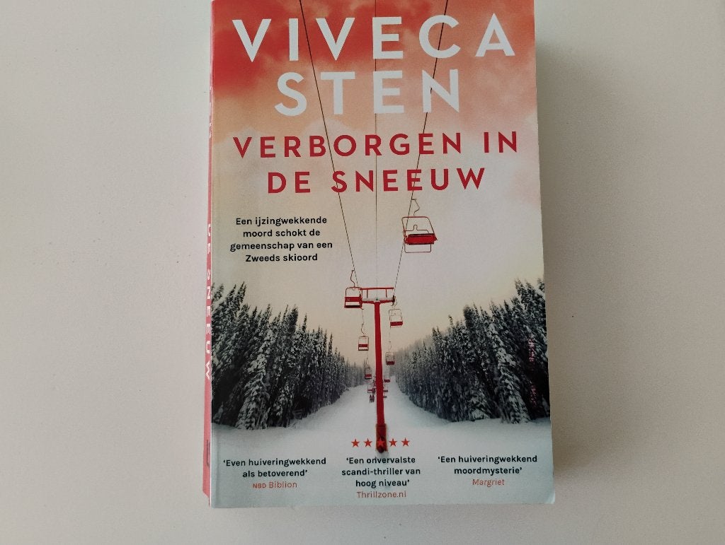 Boek Verborgen In de sneeuw Viveca Sten thriller, Boeken, Ophalen of Verzenden, Zo goed als nieuw