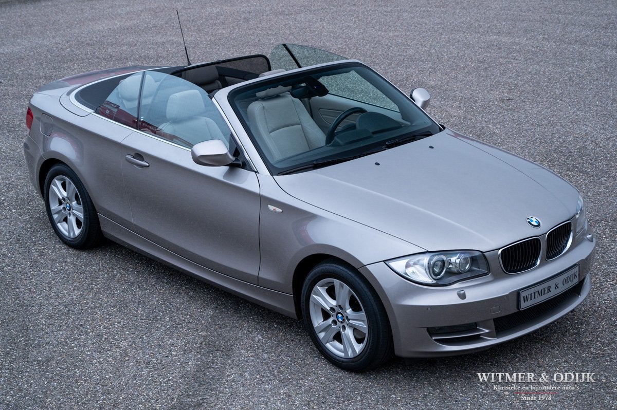 BMW 1 Serie Cabrio 118i High Executive 1e eig NL-auto, Auto's, Dealer onderhouden, Achterwielaandrijving, Beige, Cabriolet