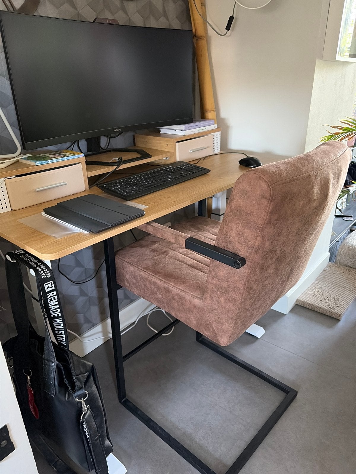 Moderne barkruk/stoel bruin faux suède met zwart metalen fra, Ophalen, Gebruikt, Met voetsteun, Metaal