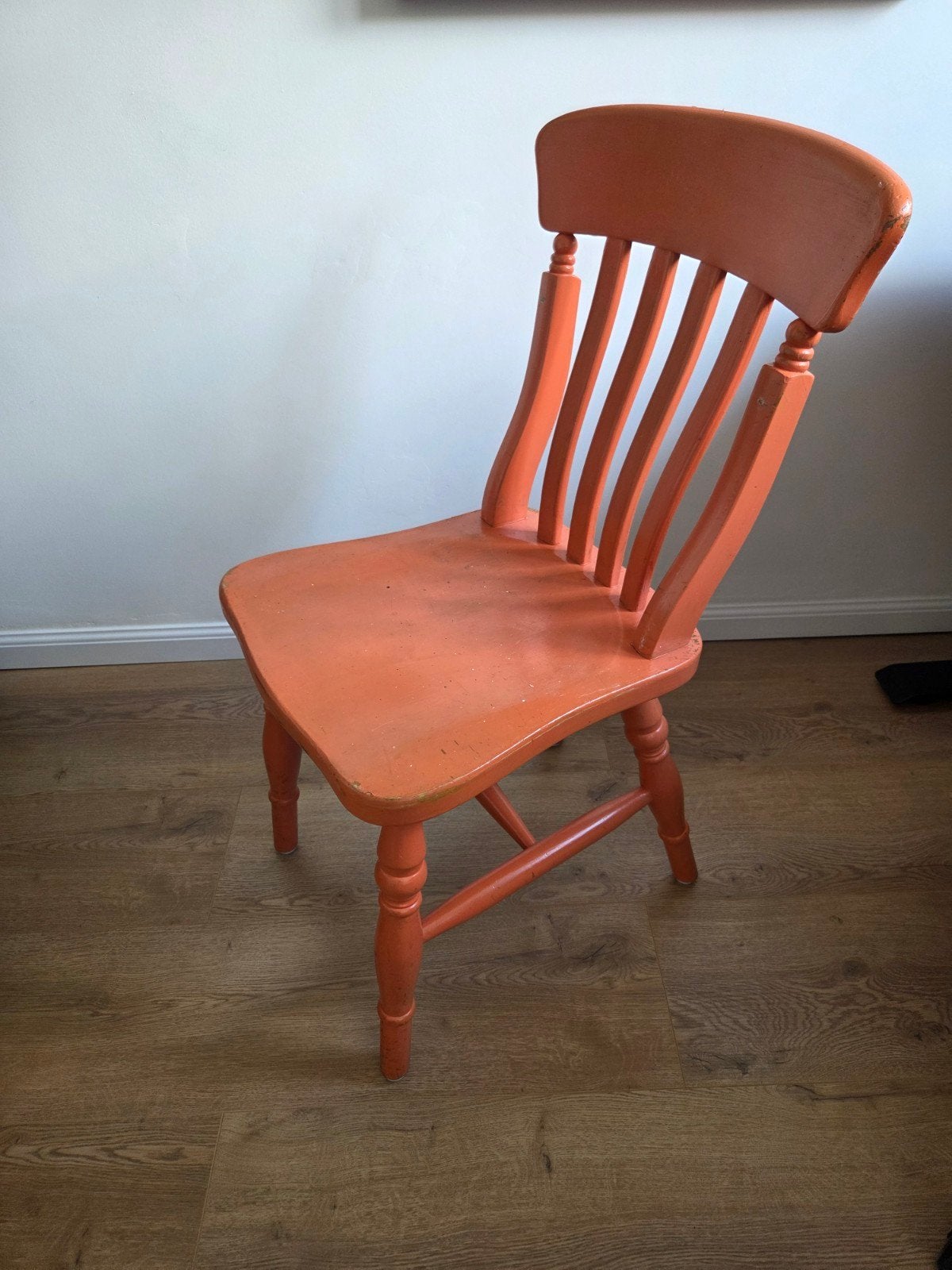 2 oranje houten stoelen - Vintage look, Huis en Inrichting, Stoelen, Ophalen, Gebruikt, Overige kleuren