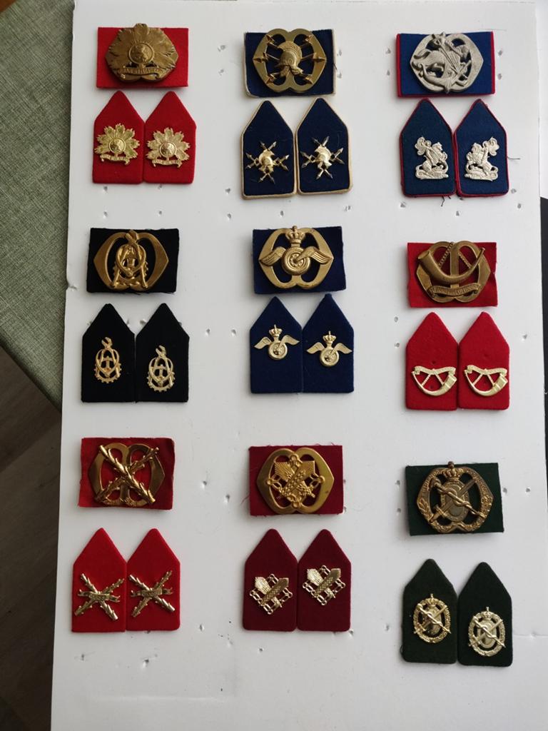 9 setjes, Ophalen of Verzenden, Landmacht, Nederland, Embleem of Badge