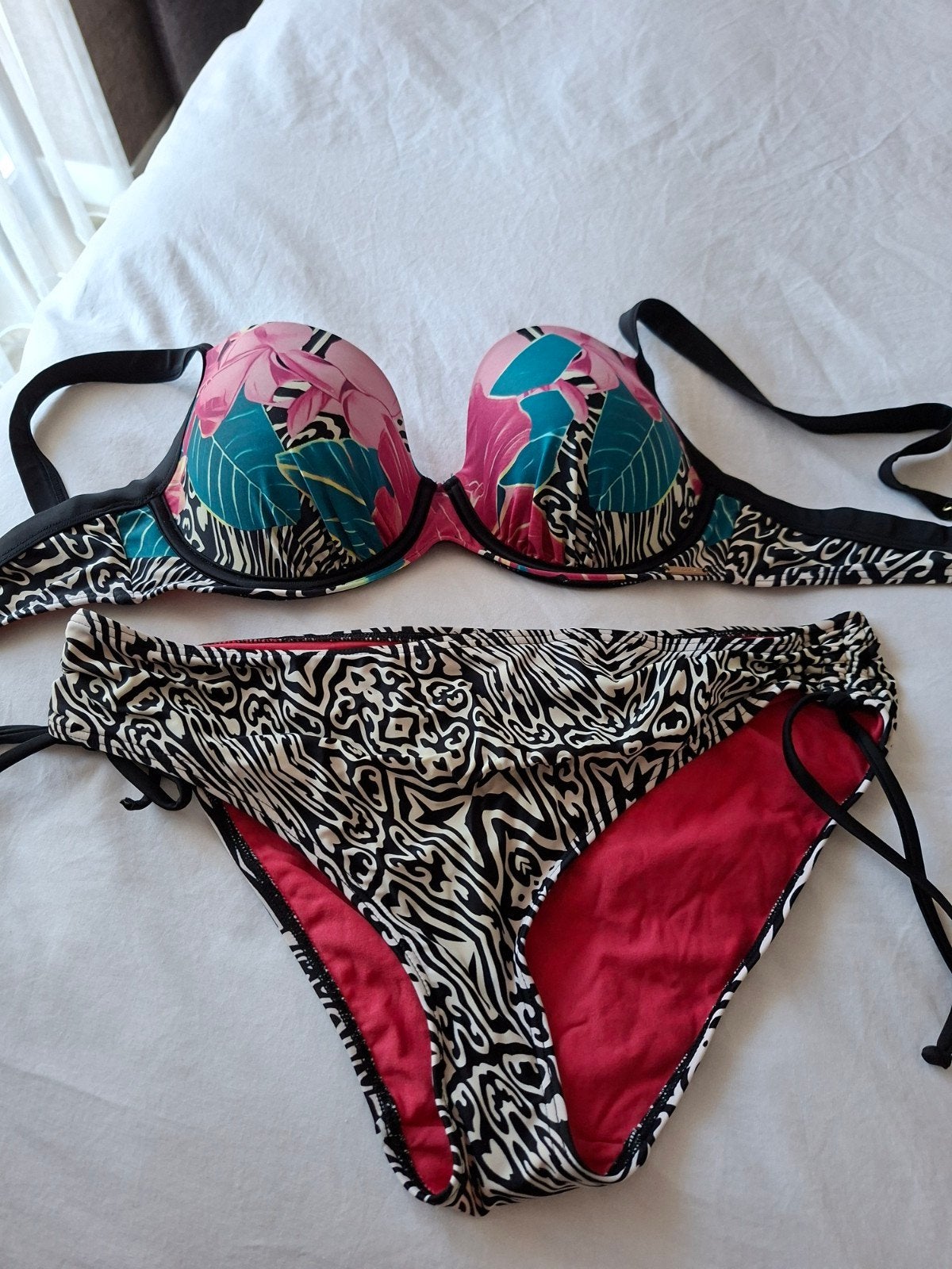 Bikini's 2 stuks maat 85D broekje xl Hunkemöller en Sapph, Meerkleurig, Ophalen of Verzenden, Zo goed als nieuw, Sapph