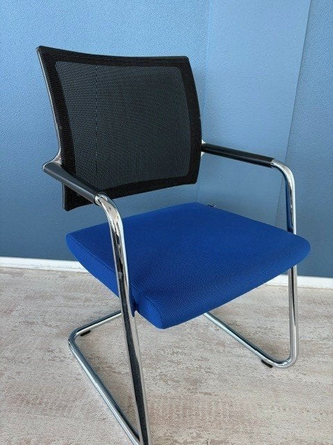 Girsberger vergaderstoel  op slede frame, Huis en Inrichting, Twee, Blauw, Ophalen of Verzenden, Zo goed als nieuw