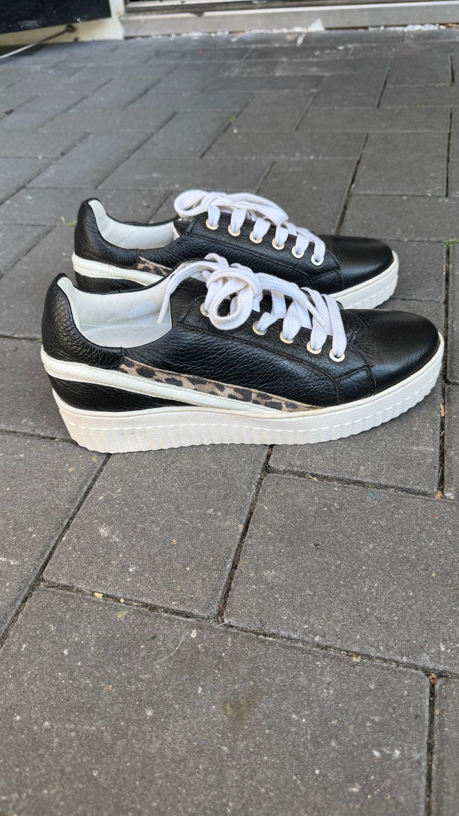 Zwarte sneakers met luipaardprint detail, Verzenden, Zo goed als nieuw, Zwart, Sneakers of Gympen