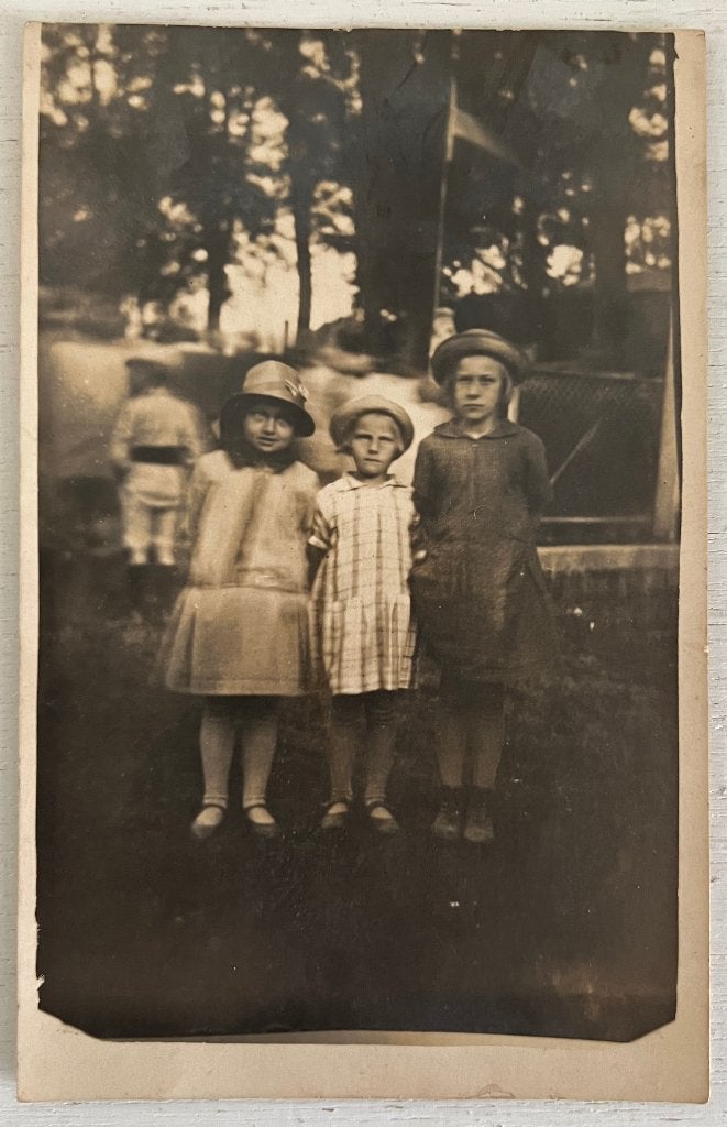 Oude foto/ansichtkaart 3 meisjes met hoedjes, Gebruikt, Foto, Ophalen of Verzenden, Voor 1940