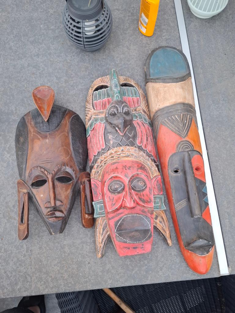 Afrikaanse handwerken maskers, Ophalen