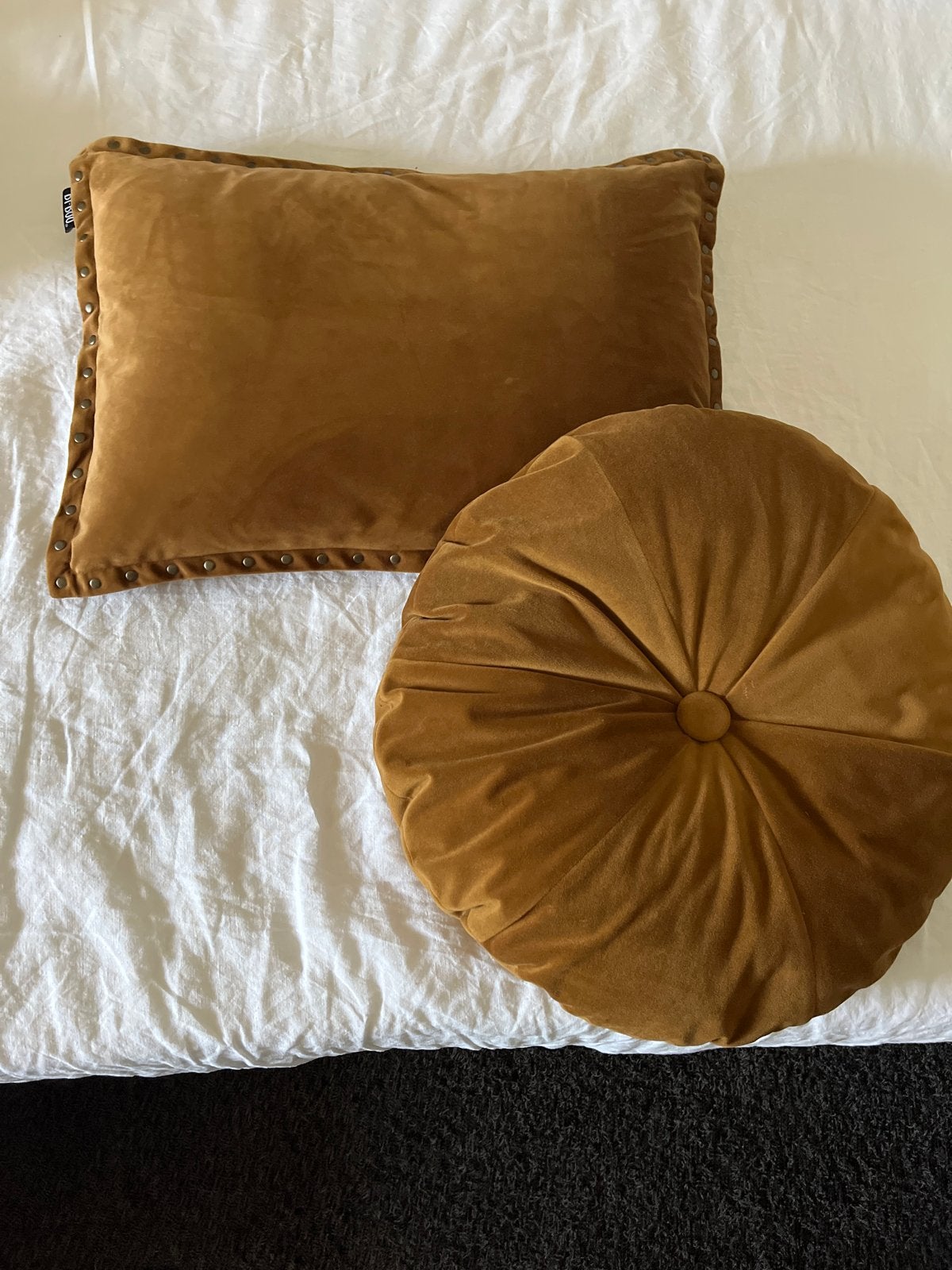 ByBoo Set van 2 fluwelen kussens, Huis en Inrichting, Woonaccessoires | Kussens, Overige merken, Inclusief binnenkussen, Geel