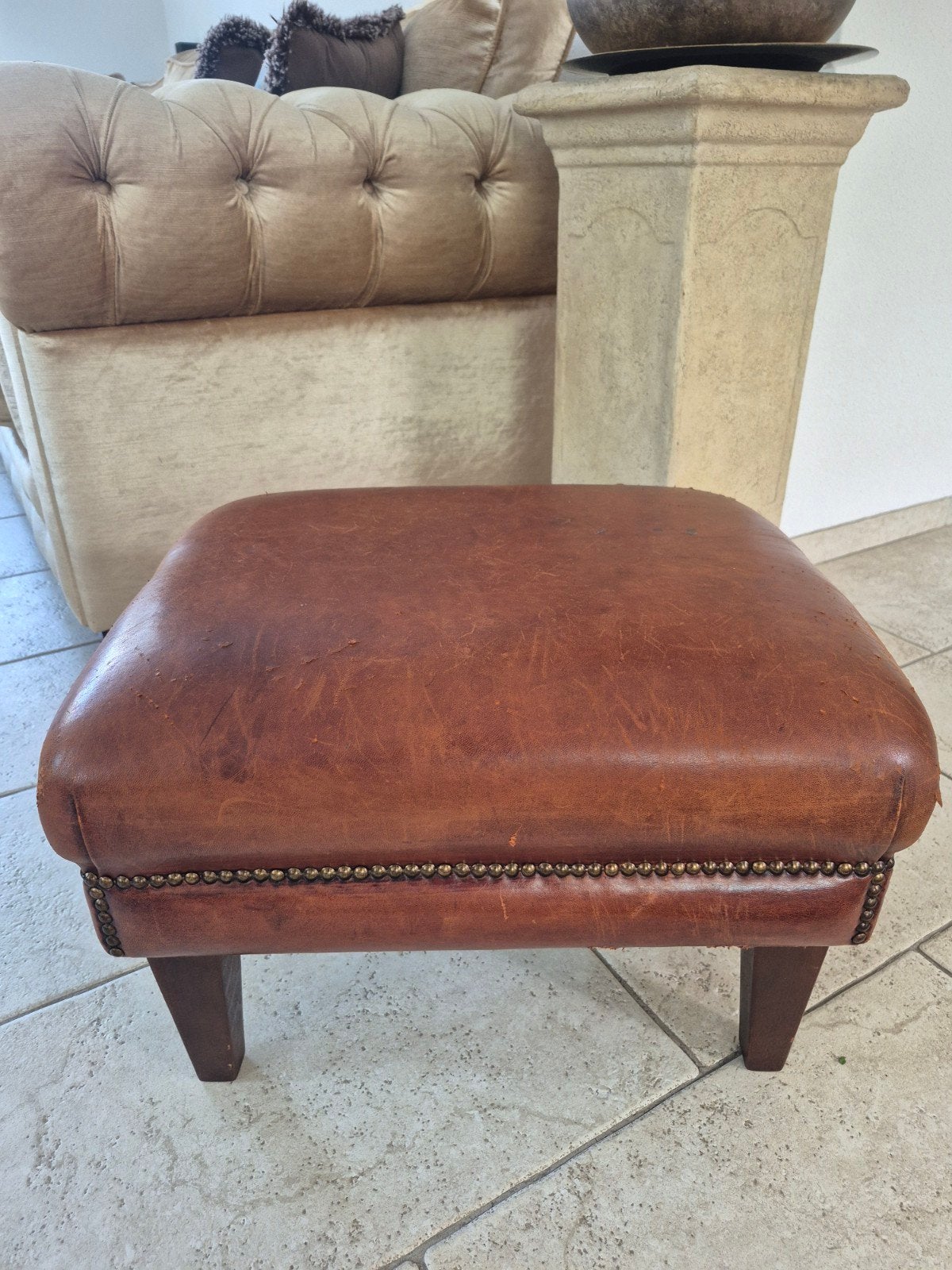 Cognac leren poef met katten sporen, Ophalen, Minder dan 50 cm, Gebruikt, 50 tot 75 cm