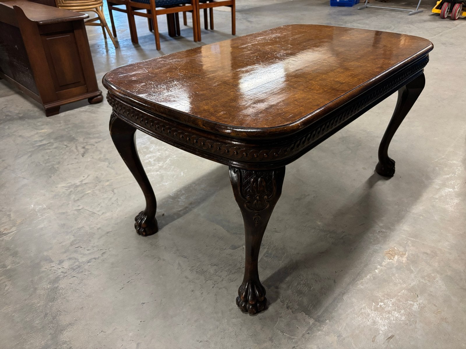 Antieke salontafel met klauwpoten en wortelnoten blad, Antiek en Kunst, Antiek | Meubels | Tafels, Ophalen
