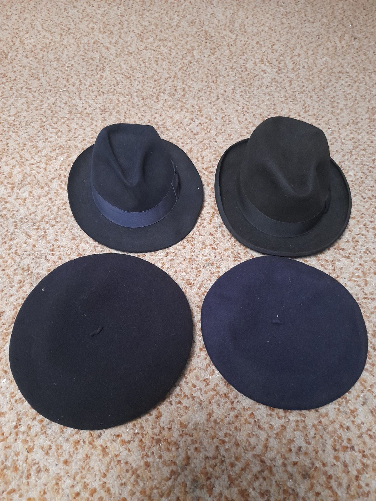 Set van 2 hoeden en 2 baretten - Zwart/Donkerblauw, Kleding | Dames, Hoeden en Petten, Ophalen, Hoed, One size fits all, Onbekend