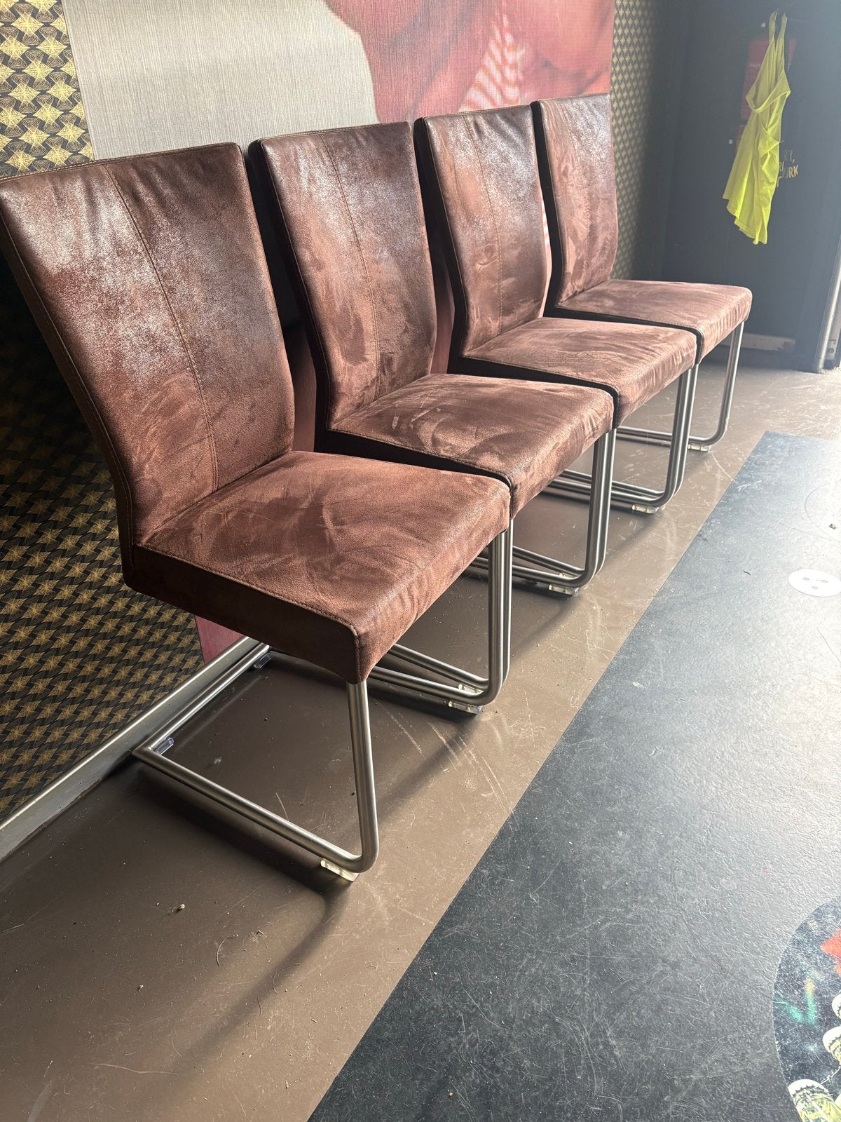 Set van 4 bruine eetkamerstoelen met metalen frame, Ophalen, Gebruikt, Bruin, Vier