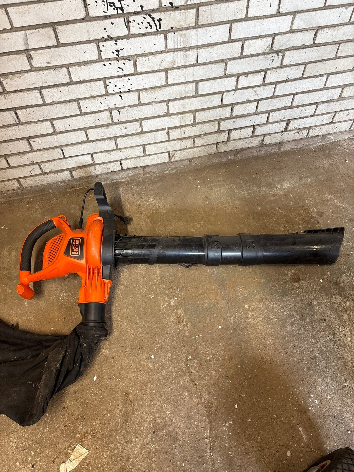 Black en Decker bladblazer / opzuiger - Werkt goed, Tuin en Terras, Bladblazers, Ophalen, Gebruikt, Handgedragen, Met opvangzak