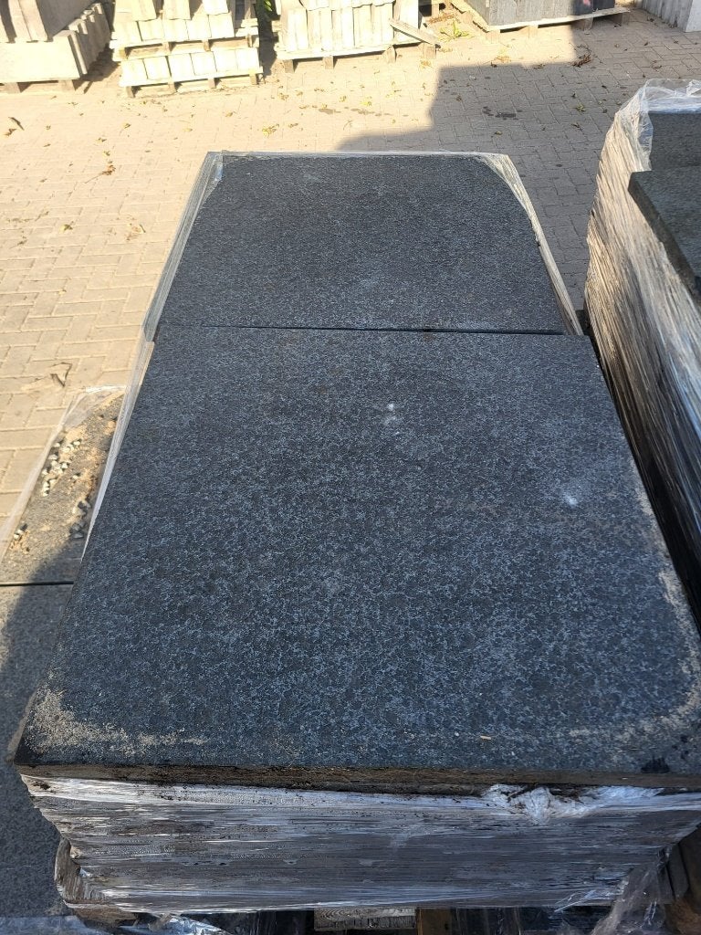 49.32m2 gebruikte natuursteen tegels 60x60x3cm basalt, Tuin en Terras, Ophalen, Gebruikt, Terrastegels, Natuursteen