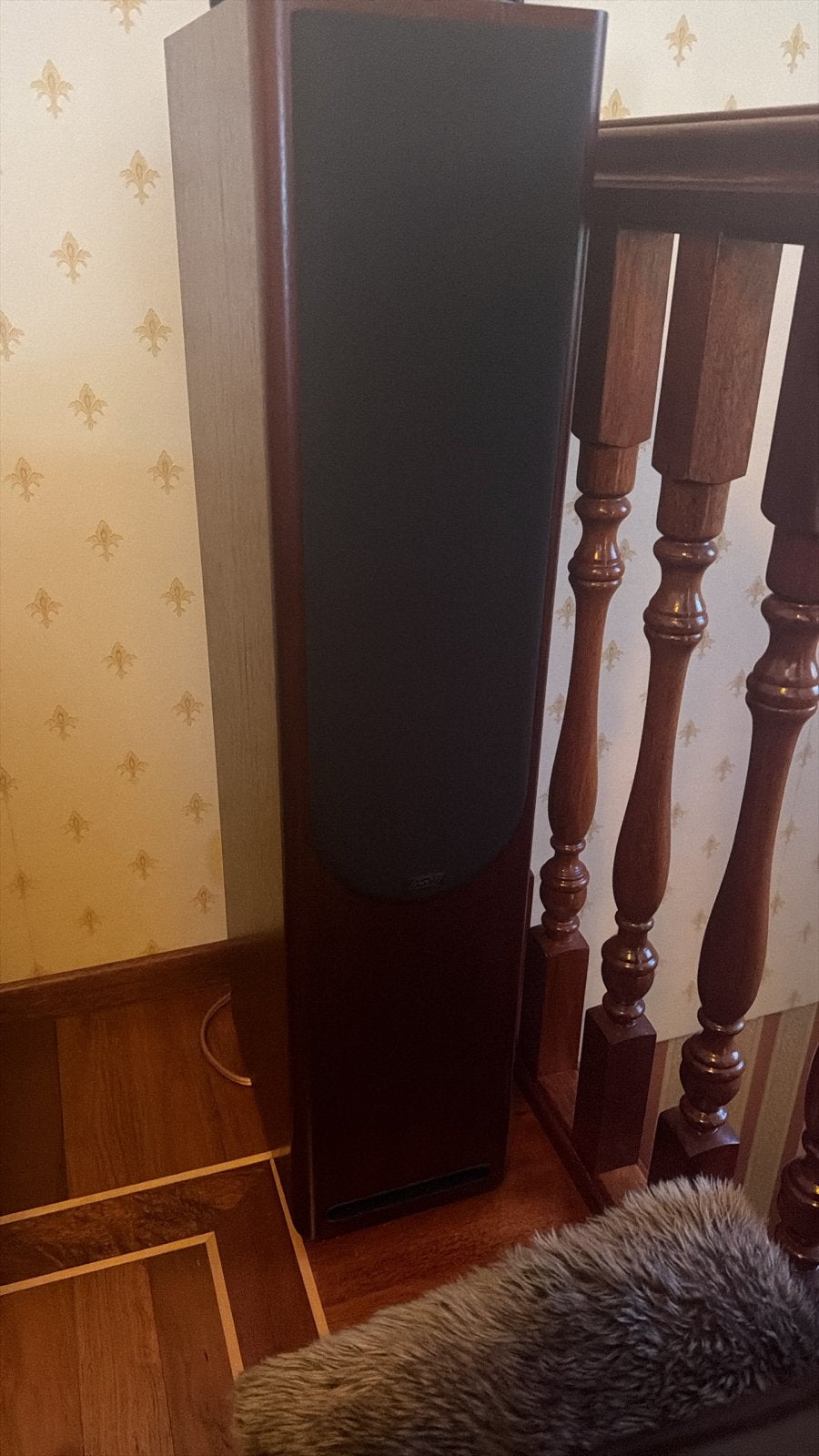 Vloerstaande luidspreker - Elegant en krachtig geluid, Vloerstaande luidspreker, Zo goed als nieuw, 60 tot 120 watt, Geschikt voor surround/home cinema