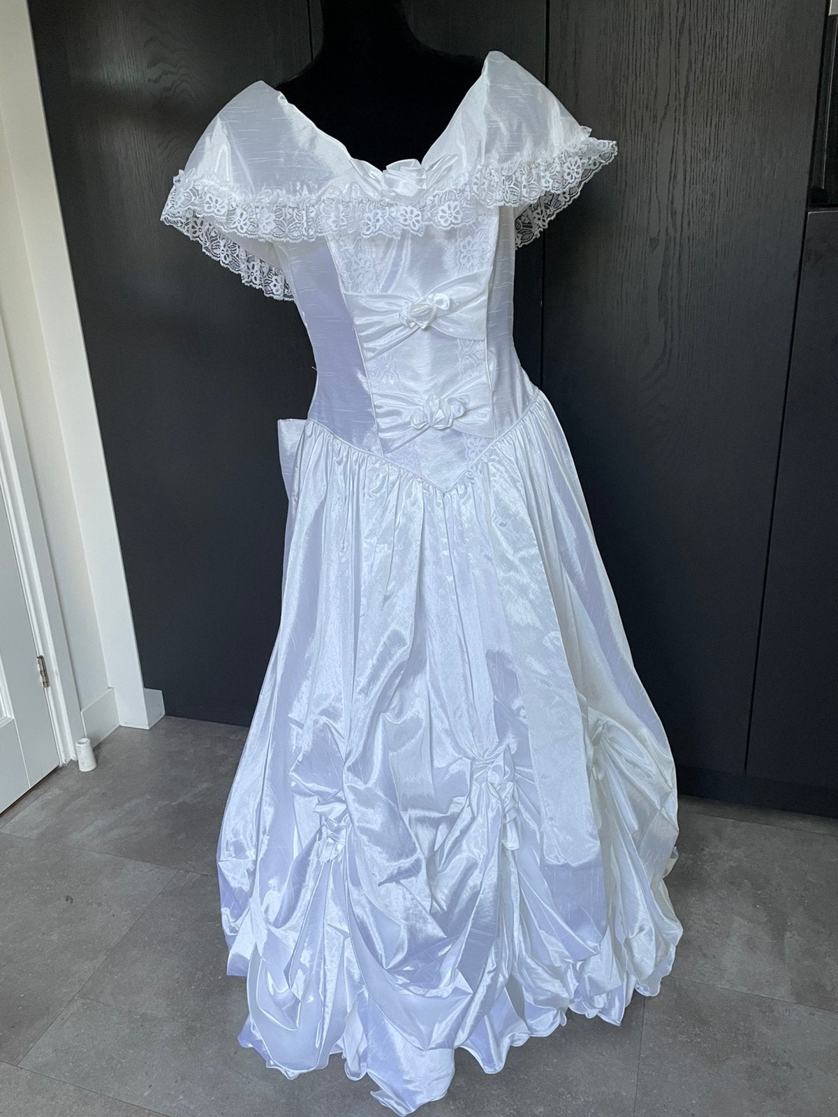 Romantische trouwjurk, strik, roosjes, maat M/L, Ophalen of Verzenden, Zo goed als nieuw, Wit, Trouwjurk