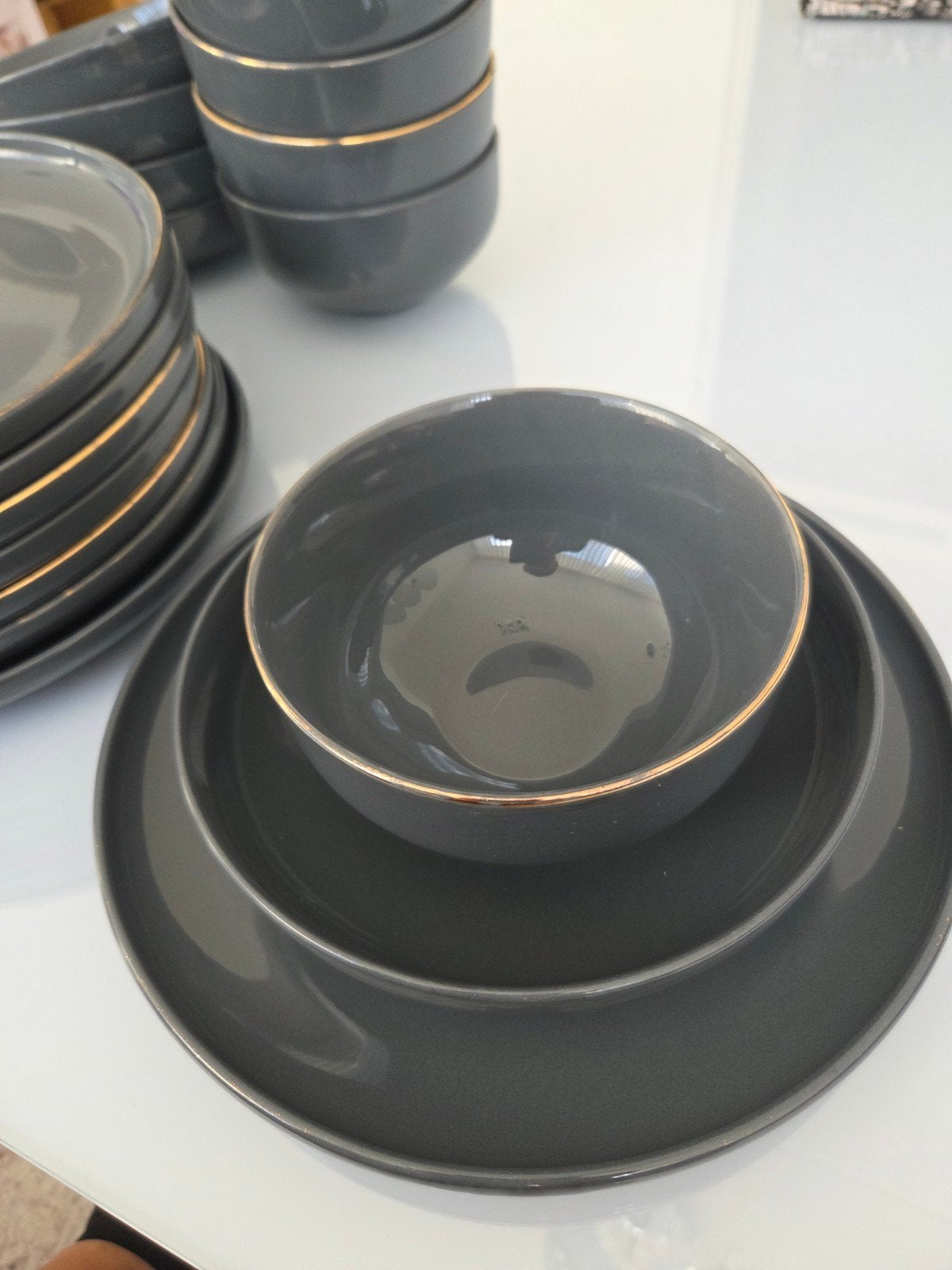 Modern grijs servies met gouden rand - 18-delig, Huis en Inrichting, Keramiek, Ophalen of Verzenden, Zo goed als nieuw, Modern