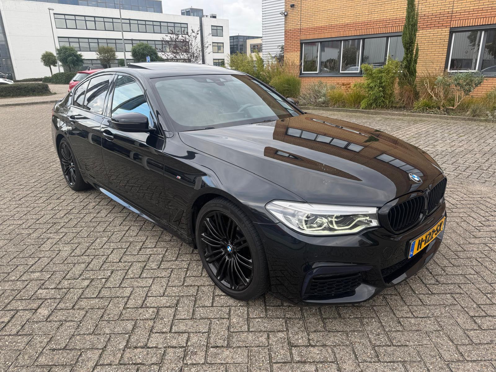 BMW 5-Serie 520i 184pk Aut. 2020 Zwart, Auto's, Automaat, 1998 cc, Achterwielaandrijving, Zwart