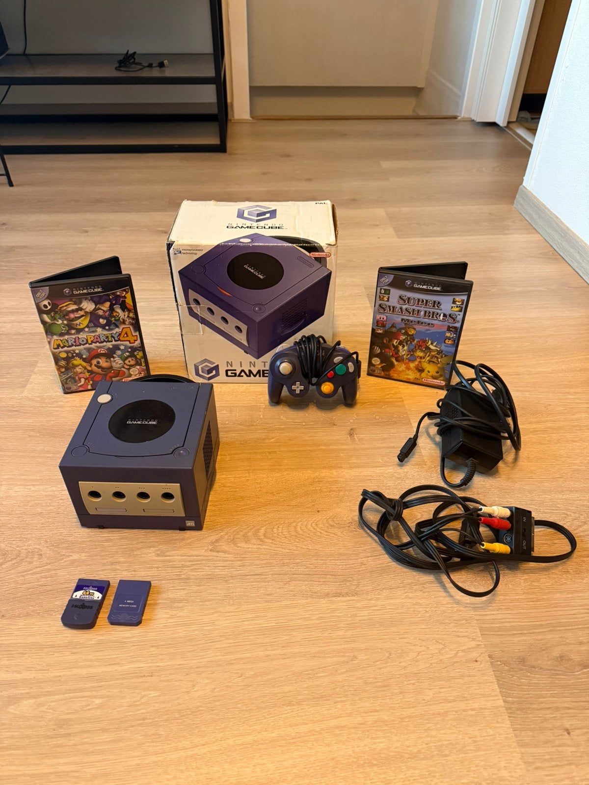 Nintendo Gamecube Purple (CIB) + 2 games!, Spelcomputers en Games, Spelcomputers | Nintendo GameCube, Ophalen of Verzenden, Zo goed als nieuw