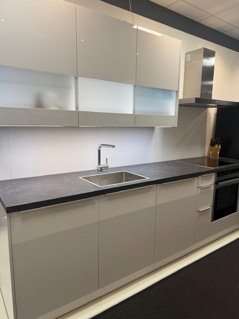 NIEUW Te koop Showroom keuken Artego Eco Glans Zijdegrijs., Huis en Inrichting, Ophalen, Nieuw, Overige typen, Greeploos
