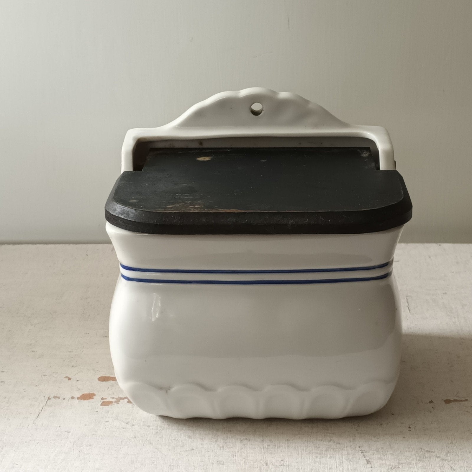 Vintage wit keramiek zoutbakje met houten deksel, Ophalen of Verzenden