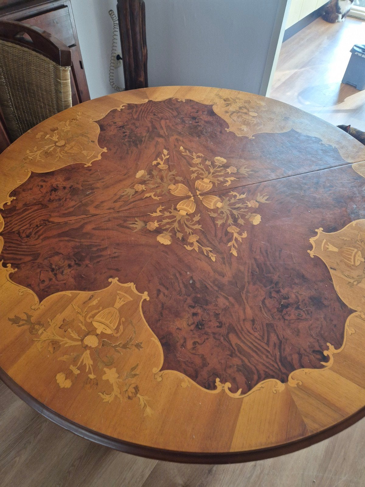 Antieke eettafel met 4 stoelen - Inlegwerk en leer, Ophalen