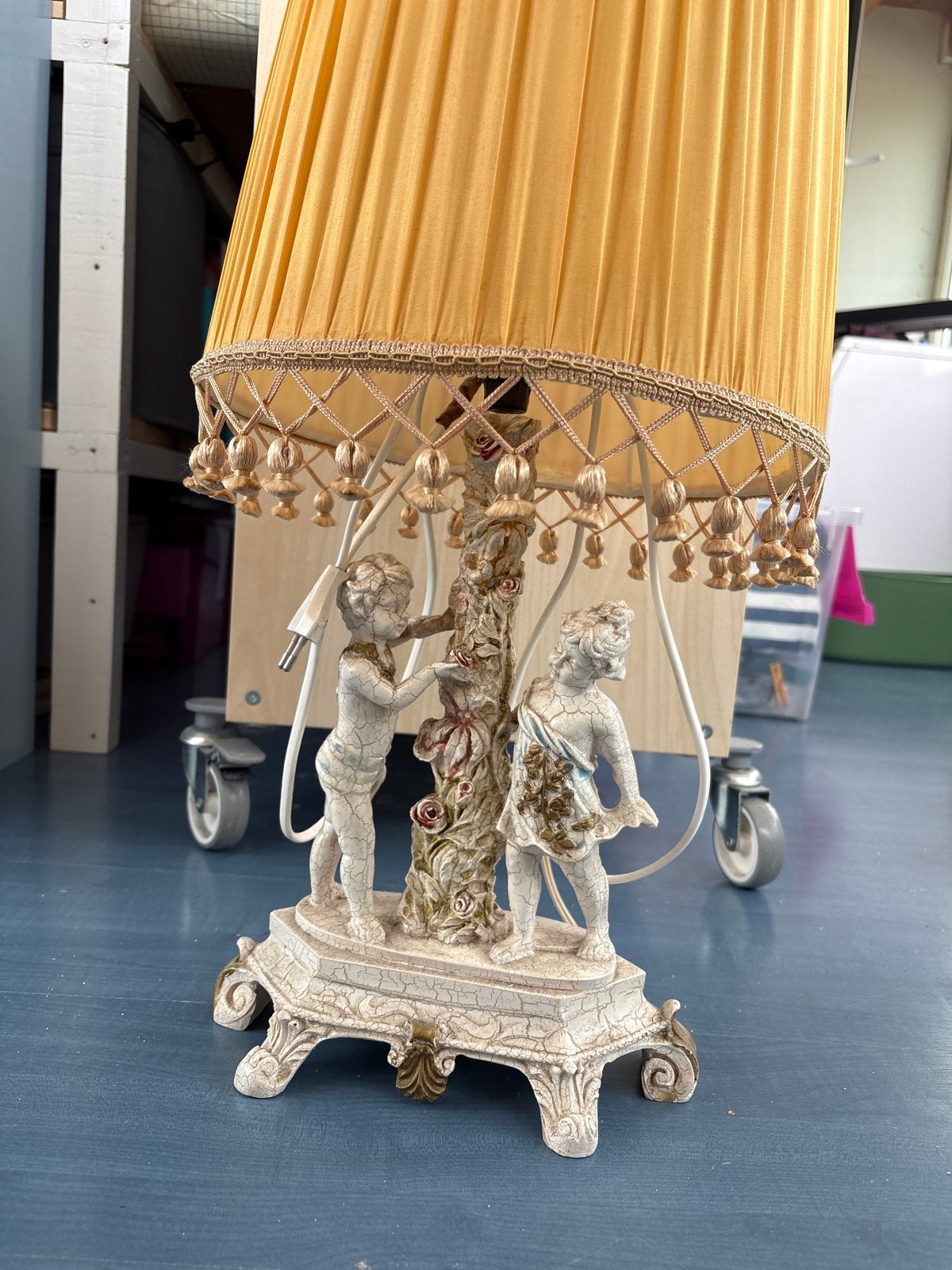 Vintage tafellamp met cherubijnen en geplooide kap, Ophalen