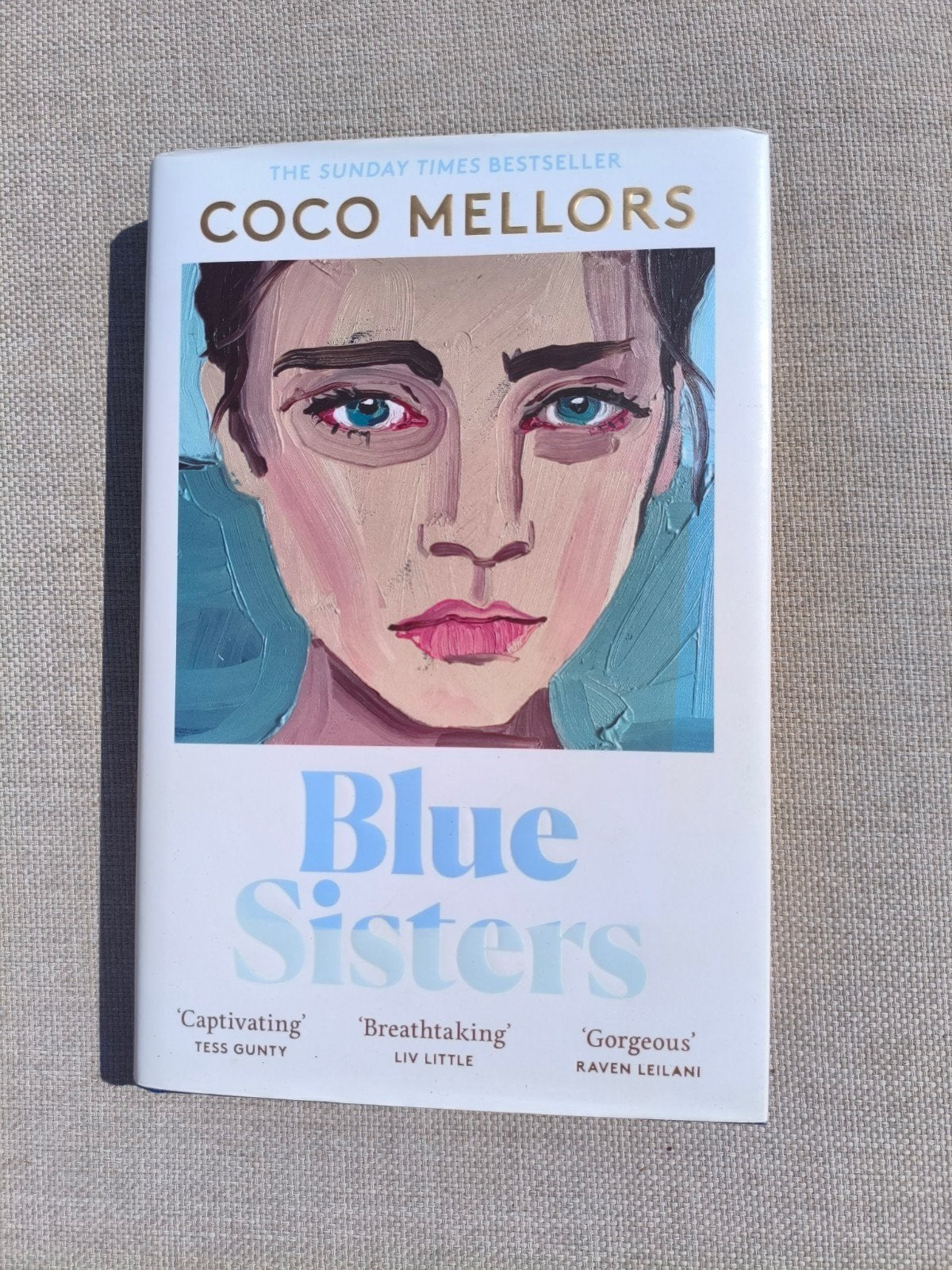 Blue Sisters - Coco Mellors (Hardcover), Europa overig, Ophalen of Verzenden, Zo goed als nieuw, Coco Mellors