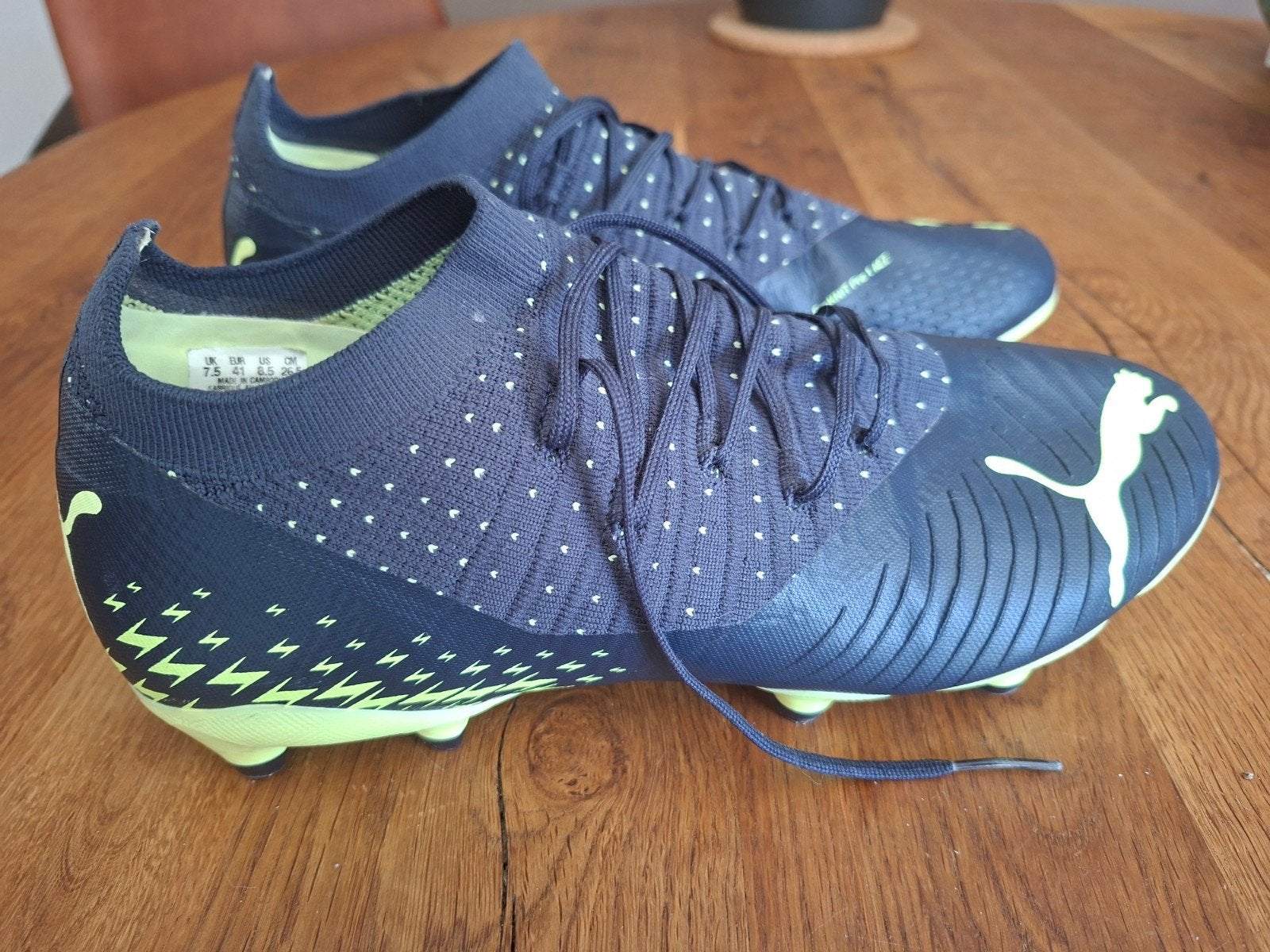 Puma voetbalschoenen met noppen, maat 41, vrijwel nieuw, Ophalen of Verzenden, Zo goed als nieuw, Schoenen