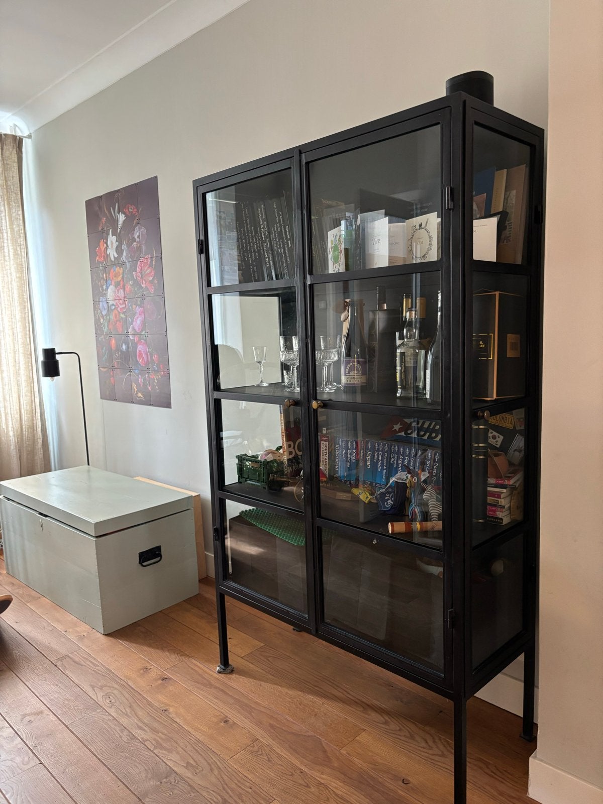 Zwarte vitrinekast met glazen deuren, Huis en Inrichting, Kasten | Vitrinekasten, Ophalen, Gebruikt, 50 tot 100 cm, Metaal