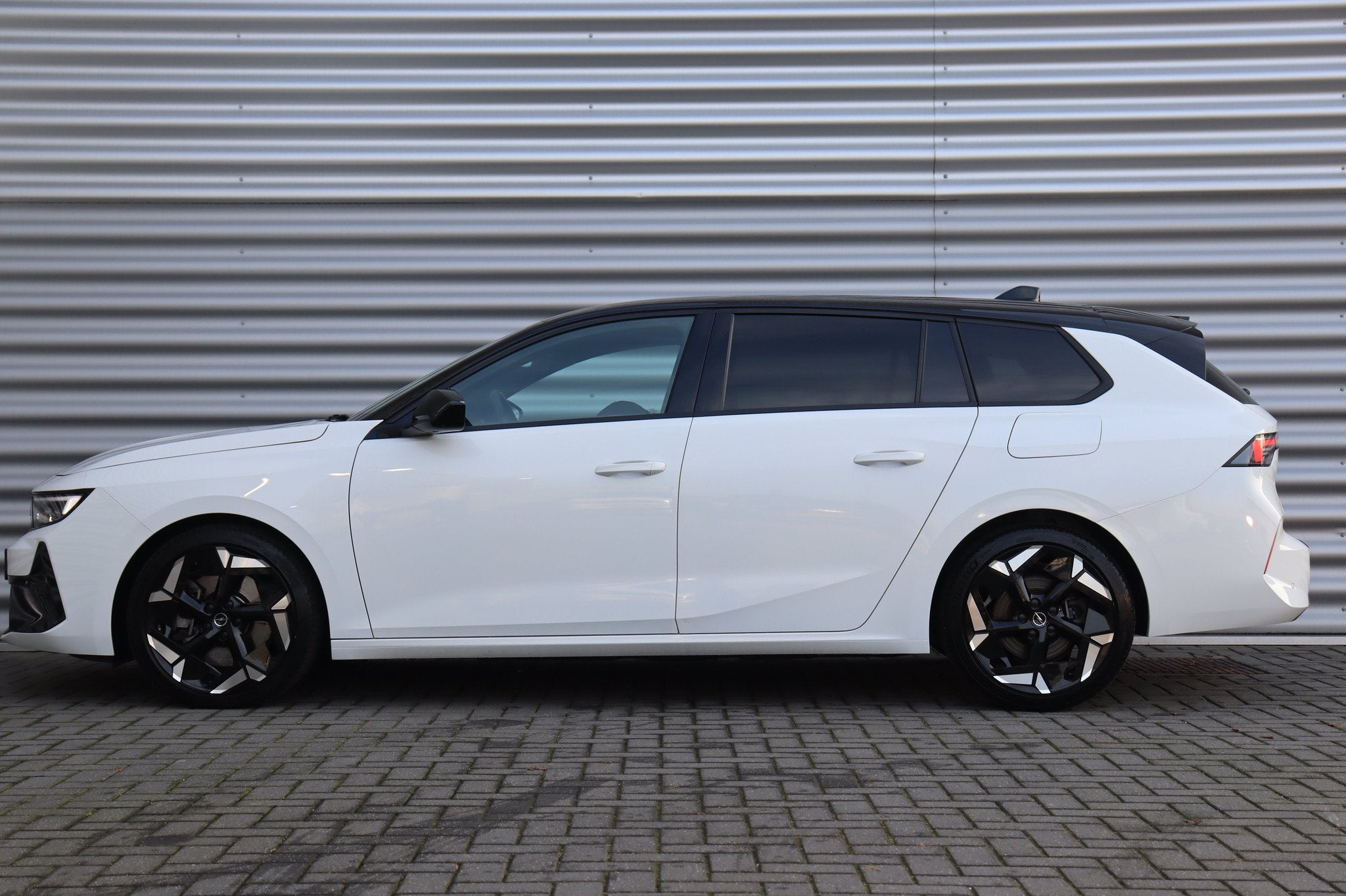 Opel Astra SPORTS TOURER 1.6 PLUG IN HYBRID 225PK GSE, Auto's, 12 maanden, 4 cilinders, Alcantara, Wit