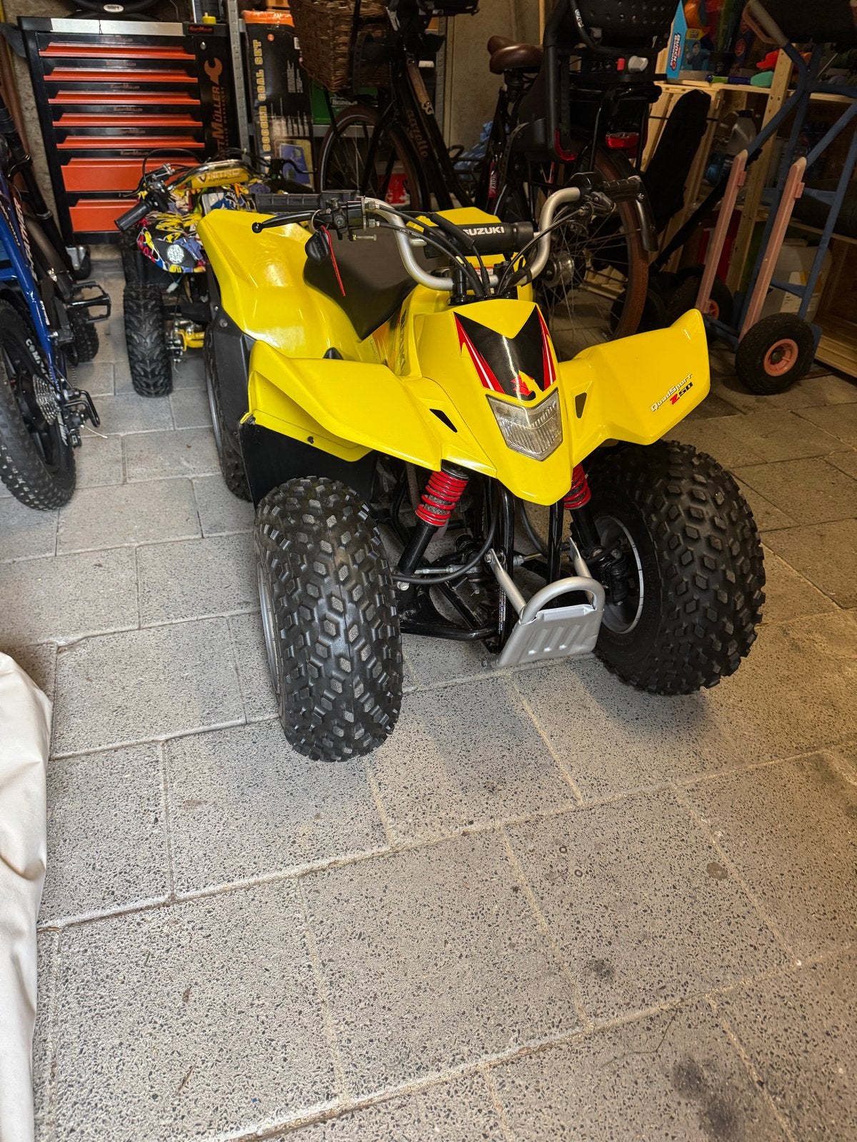 Suzuki QuadSport LTZ50 - Gele Kinderquad, 1 cilinder, 11 kW of minder