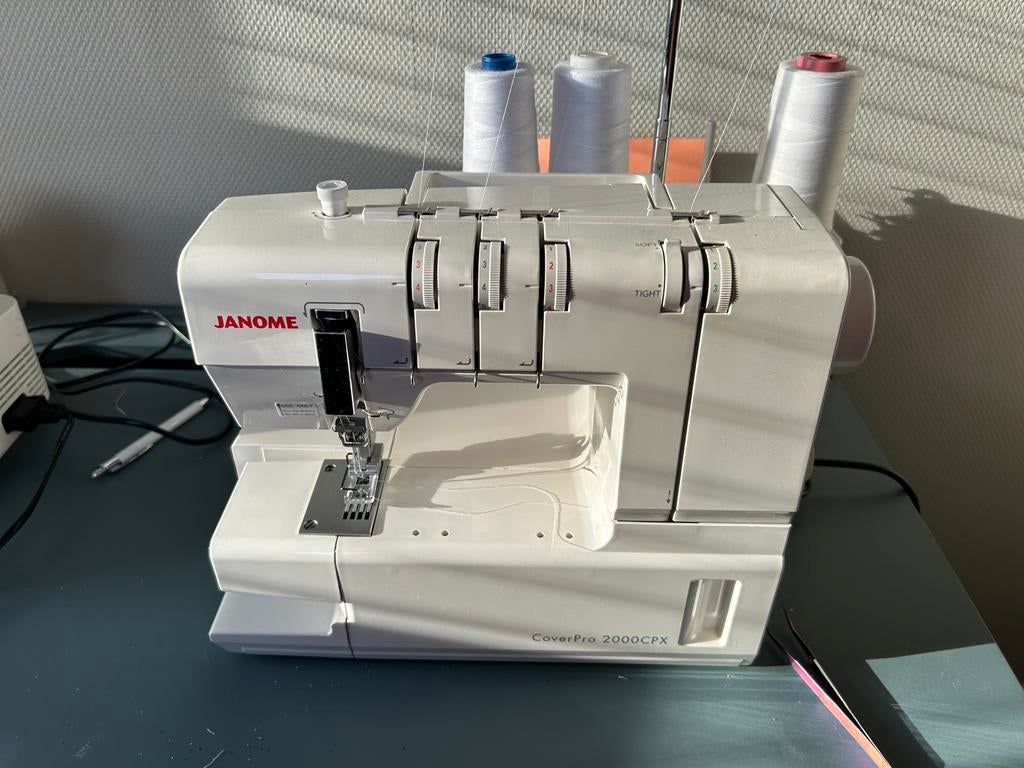 Janome Coverpro 2000 CPX Coverlocker, Hobby en Vrije tijd, Naaimachines en Toebehoren, Zo goed als nieuw, Lockmachine, Ophalen