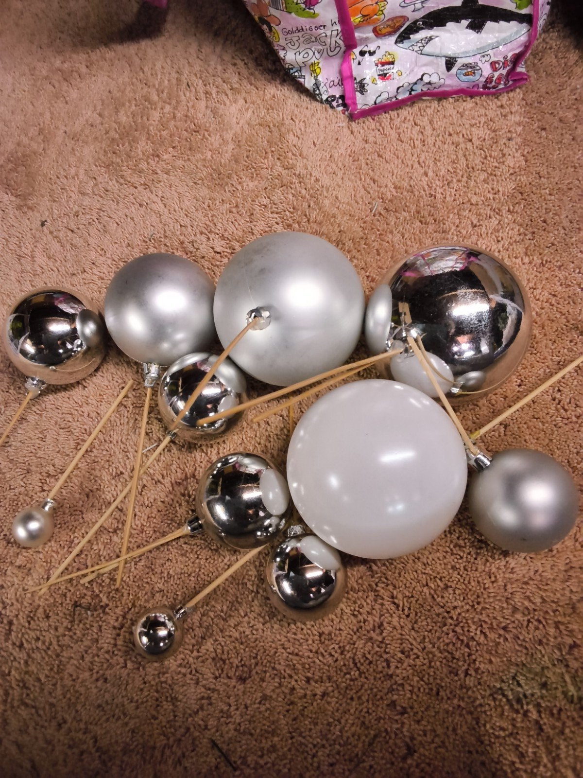 kerstballen op prikkers, Ophalen