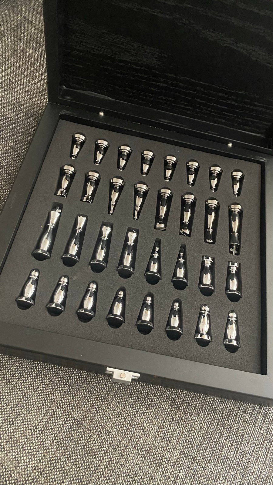 Luxe Schaakspel met Metalen Stukken en Houten Kist, Een of twee spelers, Ophalen, Zo goed als nieuw