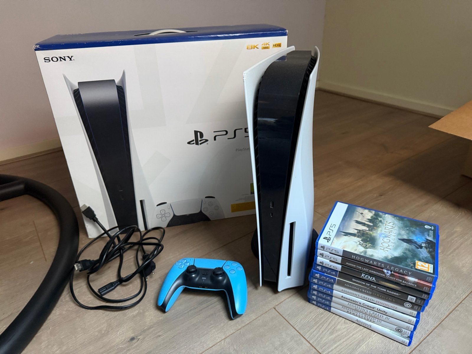 PlayStation 5 Disc Edition met blauwe controller en games