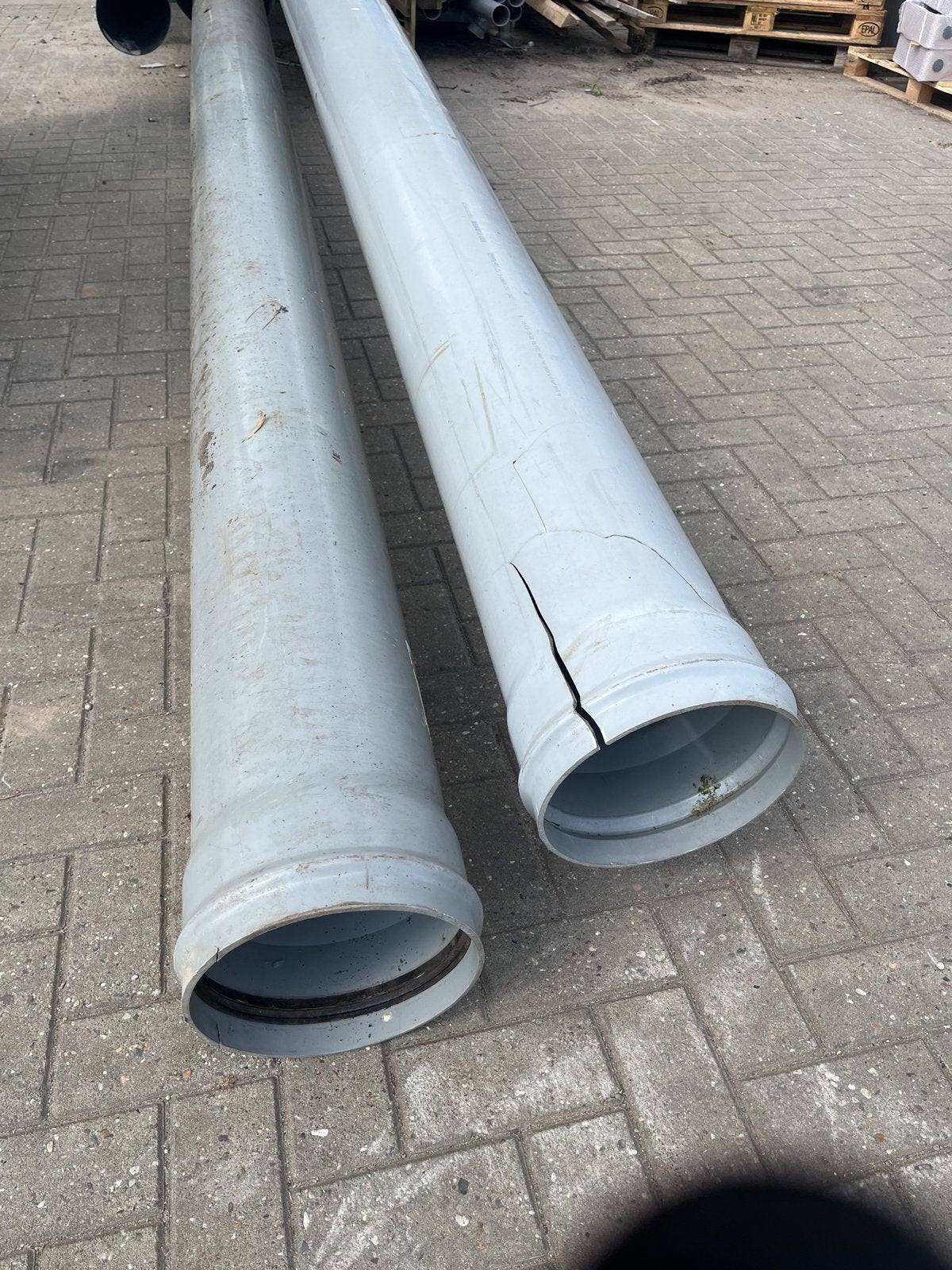 2x PVC afvoerbuis 4,5m1 rond 250mm (1 met mofschade), Doe-het-zelf en Verbouw, Ophalen, Gebruikt, Pvc, 4 tot 6 meter