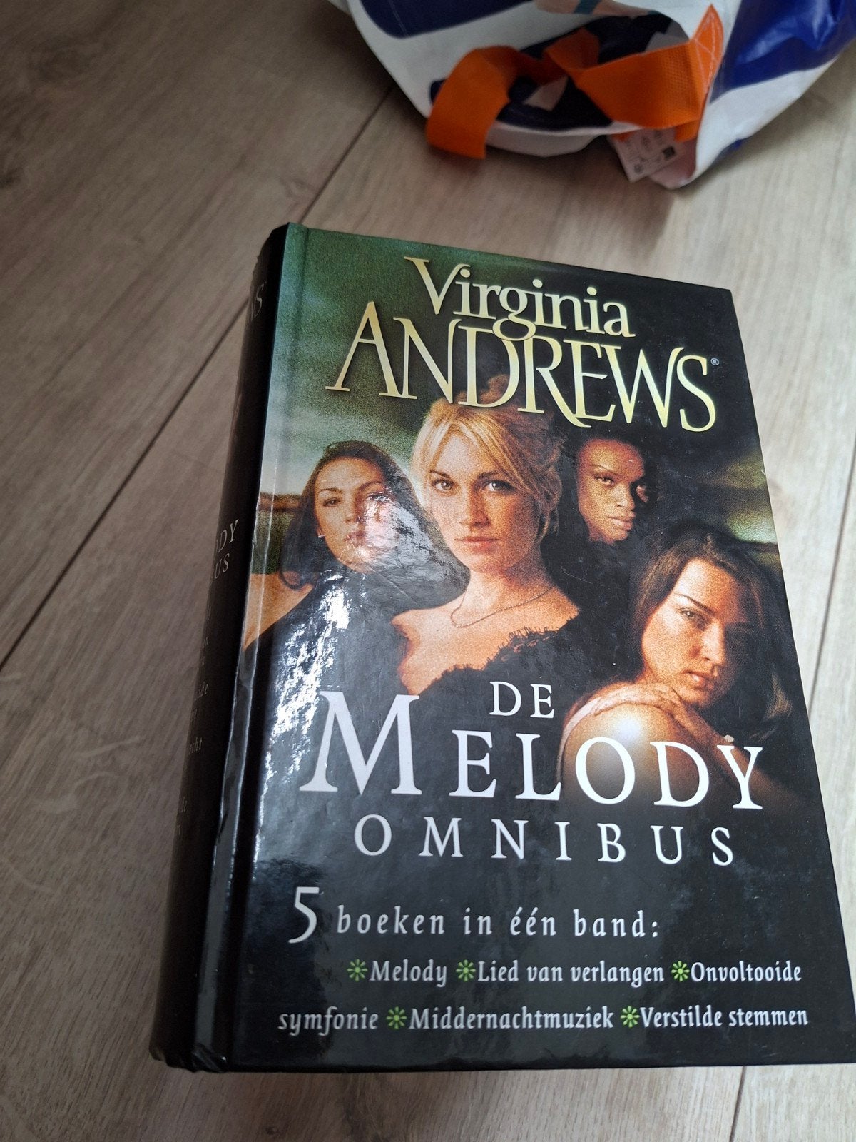 Virginia Andrews - De Melody Omnibus (5 boeken in één band), Ophalen, Gelezen, Virginia Andrews, Europa overig