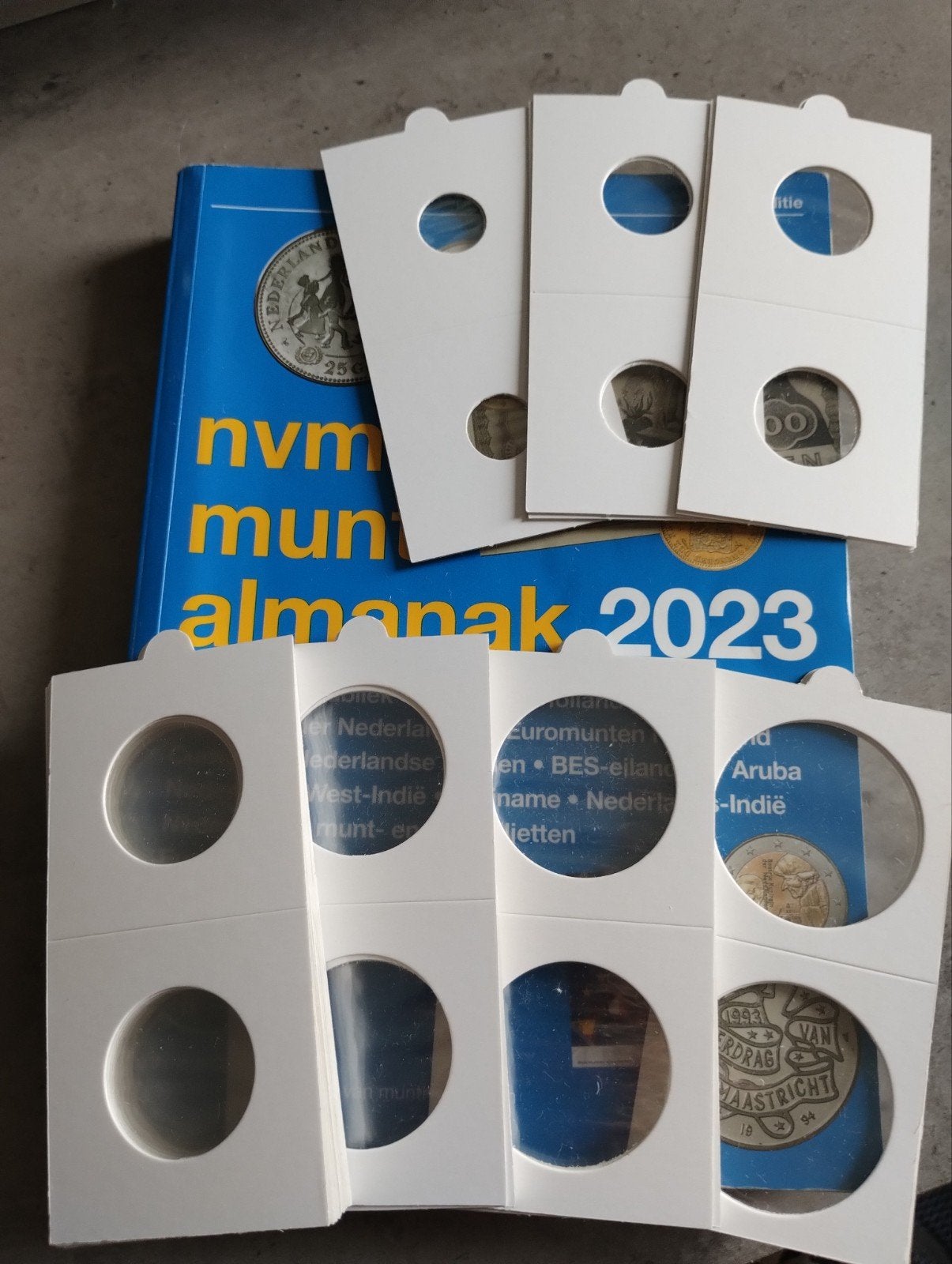 NVMH Muntalmanak 2023 + Verschillende munthouders, Verzenden, 2½ gulden