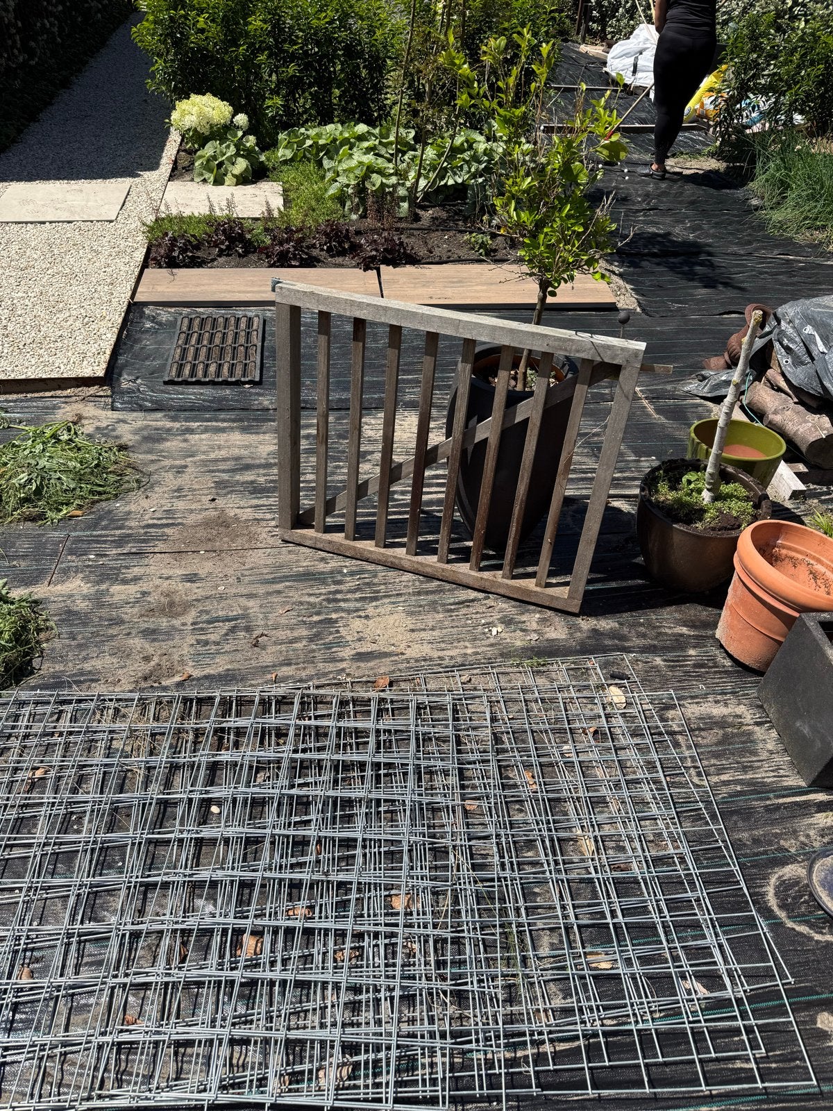Gratis: Hardhouten poortje met paal, sluiting en 7 gaasscher, Tuin en Terras, Tuinhekken en Hekwerk, Ophalen, Met poort, Gebruikt