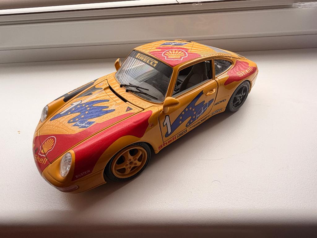 Bburago Porsche 911 Carrera 1993 Geel bestickerd schaal 1:18, Hobby en Vrije tijd, Modelauto's | 1:18, Ophalen, Zo goed als nieuw