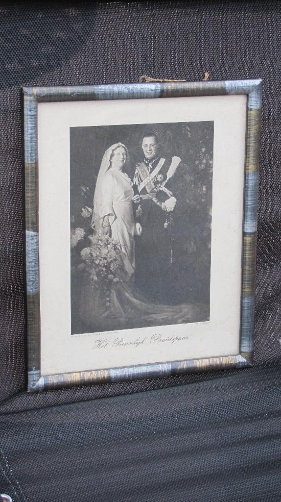 Trouwfoto Juliana en Bernhard - ingelijst, Ophalen of Verzenden, Zo goed als nieuw, Nederland, Kaart, Foto of Prent