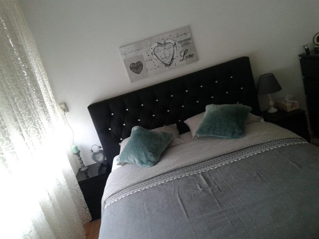 Mooi bed zwart kleur meten is 200 160