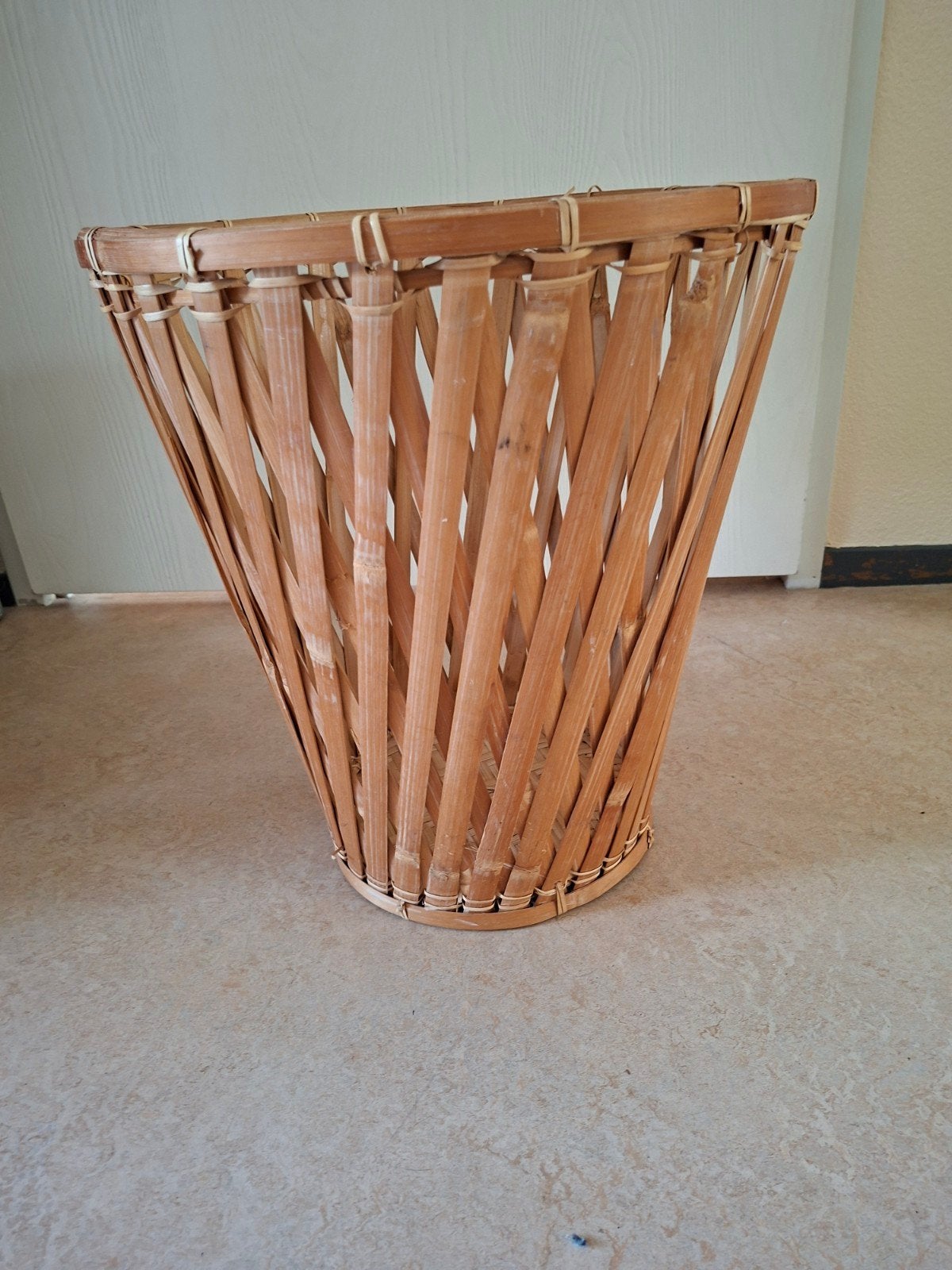 Decoratieve bamboe (prullen)mand - 40 cm hoog, Gevlochten, Mand, Rond, Ophalen of Verzenden