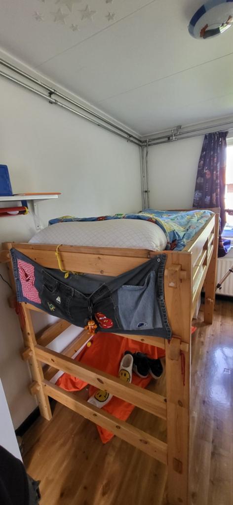 Stevige houten hoogslaper - 130 cm hoog, Huis en Inrichting, Slaapkamer | Stapelbedden en Hoogslapers, Ophalen, Gebruikt, Eenpersoons
