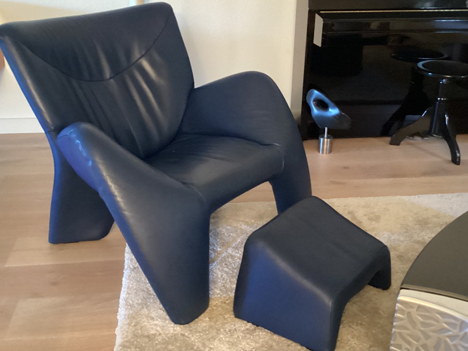 Leolux stoel echnaton met poef, Huis en Inrichting, Ophalen, Eenpersoons, Zo goed als nieuw, Minder dan 150 cm