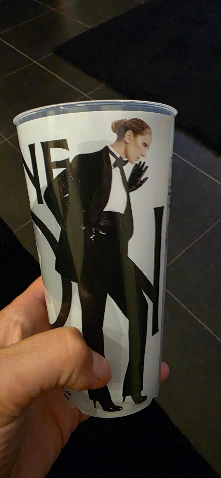 Celine Dion beker - Witte jurk (foto 2), Ophalen of Verzenden