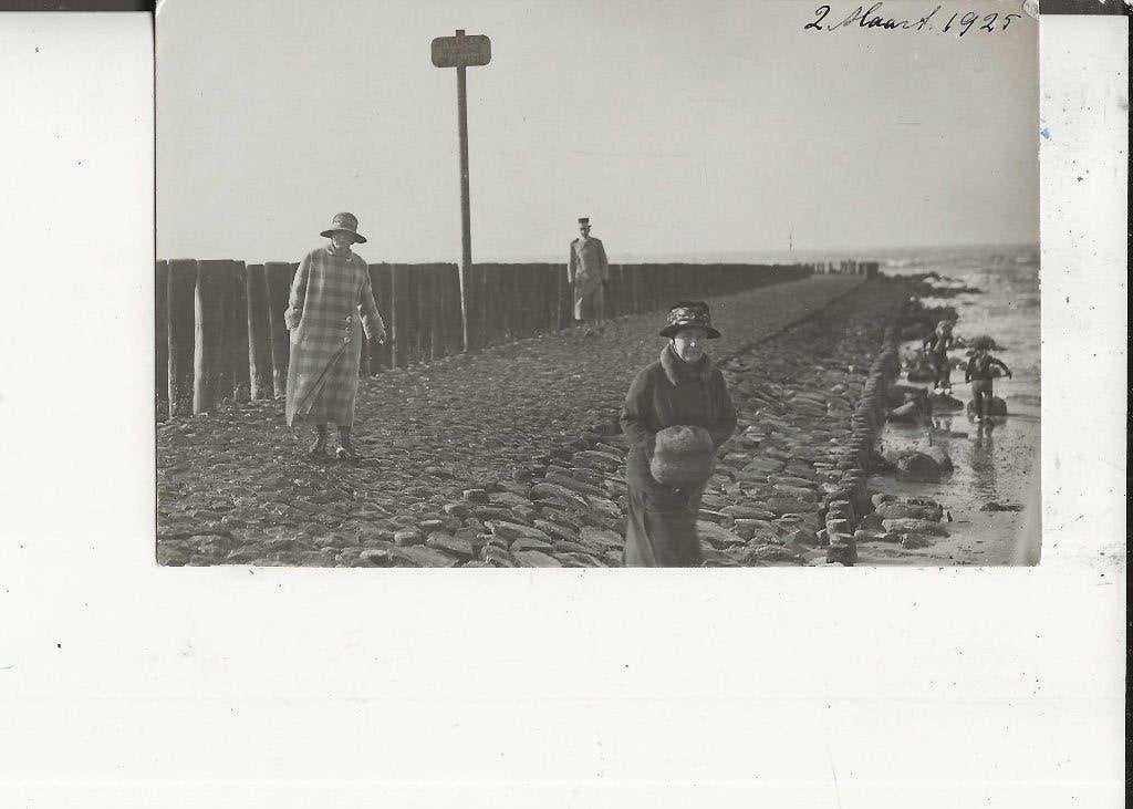 Scheveningen Kon.Wilhelmina met hofdame en lakei op strekdam, Ophalen of Verzenden, 1920 tot 1940, Ongelopen, Zuid-Holland
