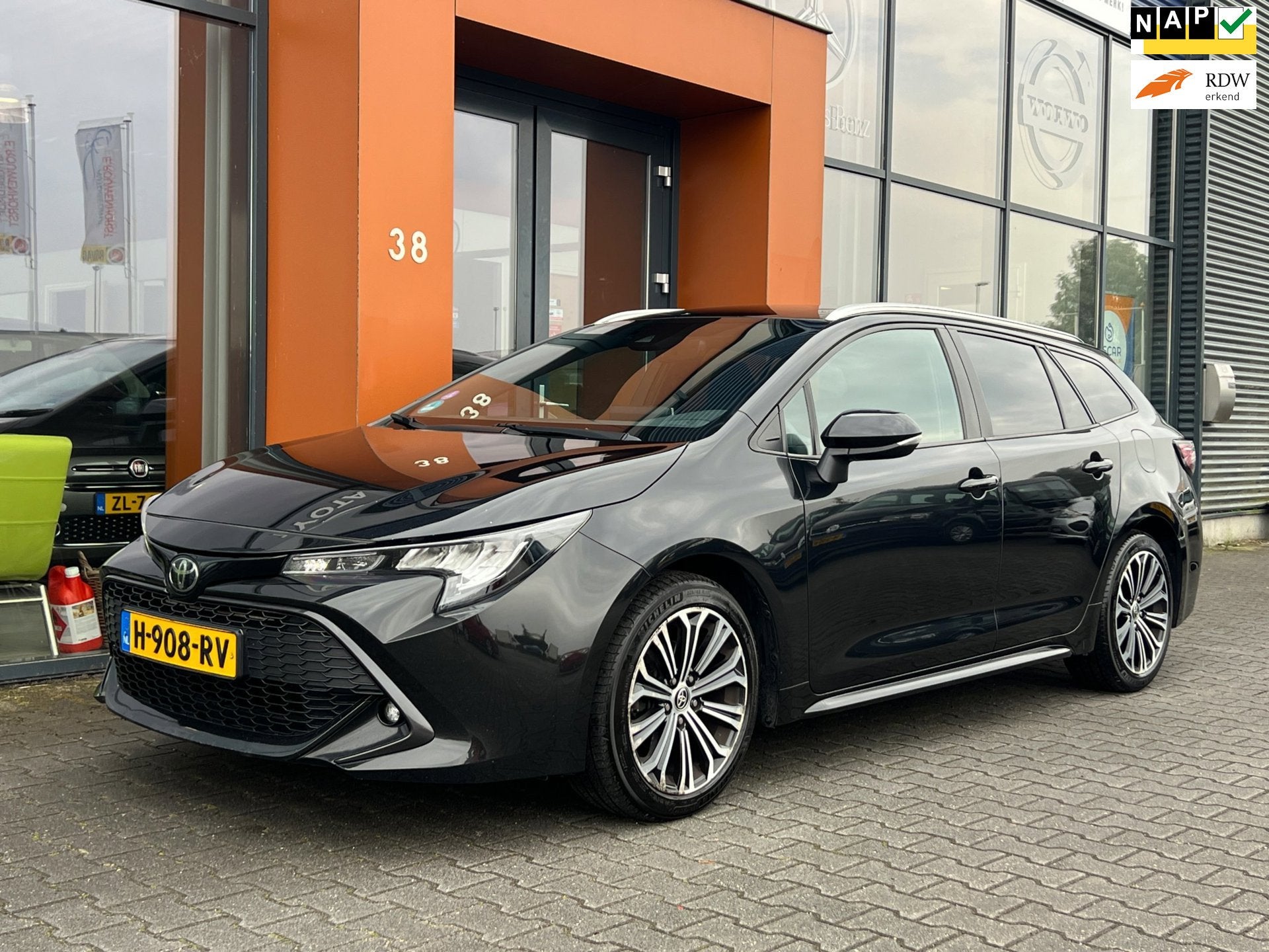 Toyota Corolla Touring Sports 1.2 Turbo Dynamic|Netto Export, Dealer onderhouden, 4 cilinders, Zwart, Origineel Nederlands