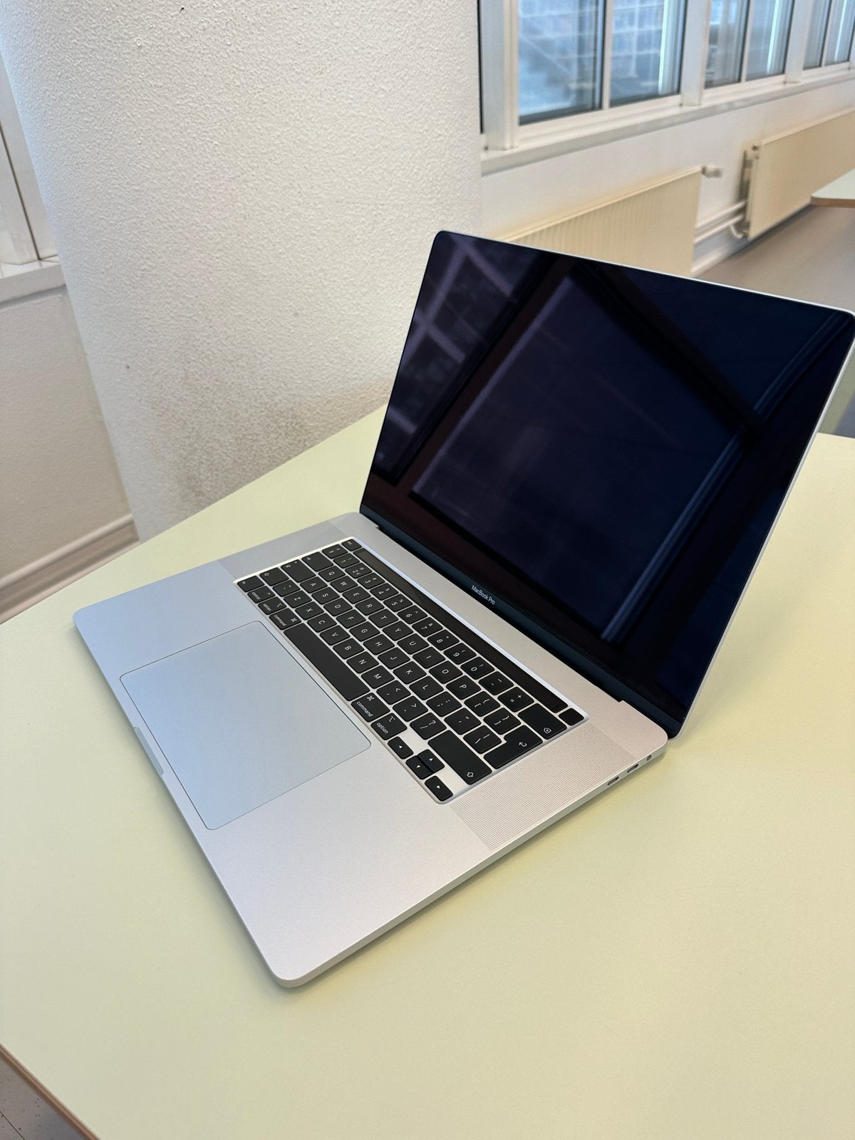 Foto 3 van Macbook pro 2019 16inch i7 16gb