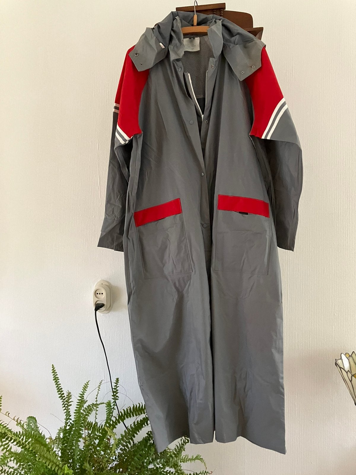 Lange regenjas grijs met rode accenten mt 46 izgs, Ophalen of Verzenden, Gebruikt, Regenjas, Dames